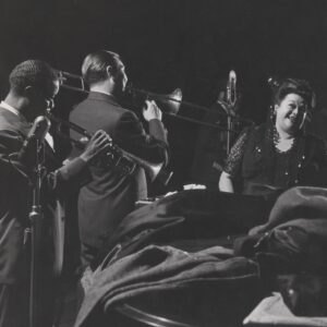 Mildred Bailey entourée de ses musiciens